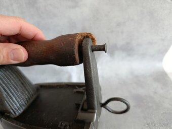 Stará velká orig. atypická žehlička s komínem, 4,69kg  TOP - 8