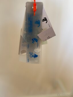 OFF-WHITE Arrow Caravaggio St Fran tričko - 8