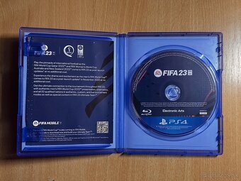 PS4 Fat 1 TB + 2 DualShocky + Tlou + stojan - 8