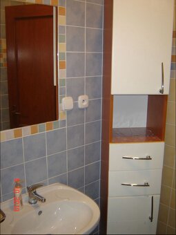 NA PRENÁJOM : Veľký 3 izbový byt na Františkánskej ulici v c - 8