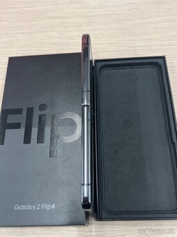 Predám Samsung Galaxy Z Flip 4 8GB Rám 128GB Black - 8
