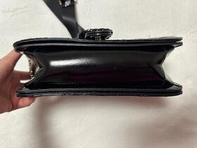 Čierna lakovaná kabelka s nápismi zn. LIU JO originál - 8
