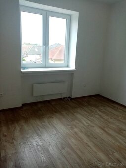Novo rekonštruovaný rodinný dom s tromi bytovými jednotkami - 8