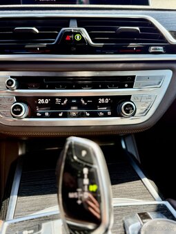 BMW Rad 7 740D Xdrive A/T - 8