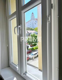 U NÁS LUXUSNÝ ( 100 m2 ) 2i BYT, VÝHĽAD NA BRAT.HRAD, Pa - 8