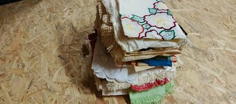 Tkané dečky, vyšívané obrusy a rôzne - 8