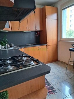 Ponúkame na predaj 4-izbový byt na predaj v Dúbravke na uli - 8