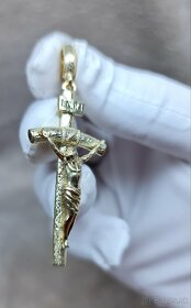 Zlatý prívesok 
Krížik s Ježišom
14-karátové zlato - 8