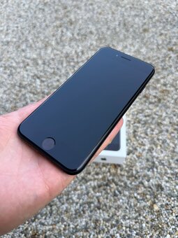 iPhone SE 2020 128GB - baterie 100% - 8