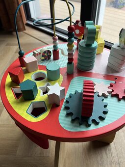 Montessori drevený hrací stolík s aktivitami Janod - 8