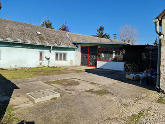 Rožný pozemok 1006 m2 s veľkým, starším RD, sklad, garáž, vh - 8