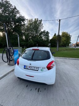 Peugeot - 8