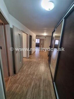 Predáme rodinný dom v centre obce Bolešov - 8