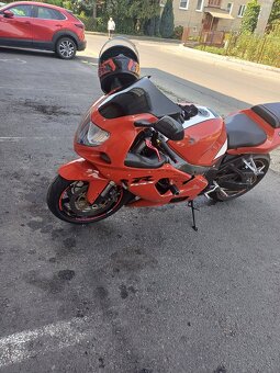 Suzuki GSXR750 - 8