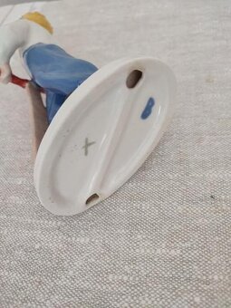 Royal dux chlapec na kolobežke porcelánová soška - 8