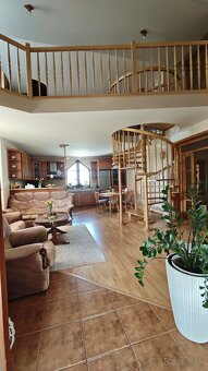 Rodinný dom s veľkou záhradou, terasou a galériou - 8