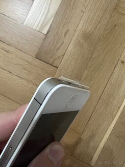 Nový Apple iPhone 4 32GB White - 8