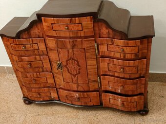 ZREŠTAUROVANÉ STAROŽITNOSTI - 8