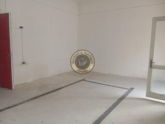LUKRATÍVNA budova s pozemkom vhodná na developerský projekt - 8