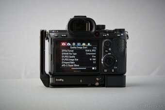 Sony A7R3 + L-bracket, SONY baterka, SD karta – TOP - 8