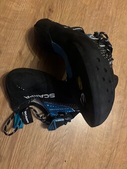 Predám sedák a lezečky scarpa 41 - 8
