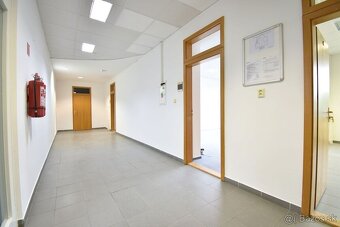 Predaj administratívna budova 1200 m²,s pozemkom na výstavbu - 8