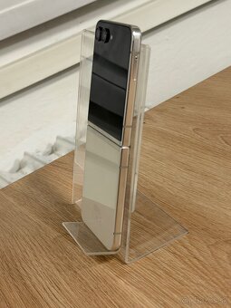 Dobrý deň Ponúkam na predaj Samsung Z Flip 5 512GB White - 8