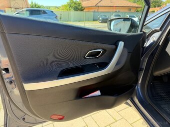 Kia Ceed SW 1,6 GDi Strieborná edícia - 8