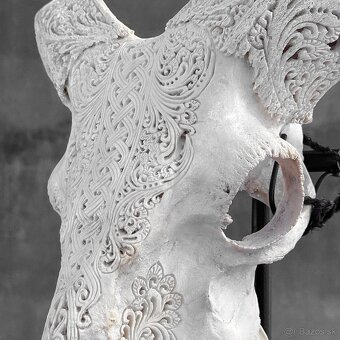 Vyrezávaná lebka barana na kovovom stojane - motív Infinity - 8