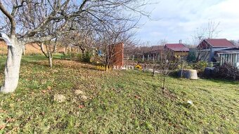 Záhrada so základovou platňou pre chatku v Bojniciach - 8