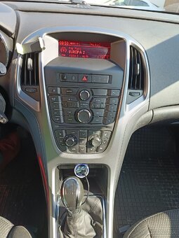 Opel Astra st j - 8