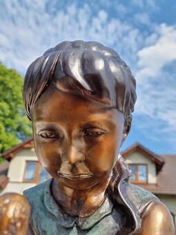 Bronzová socha - Dívka s ptáčkem - kolorovaná - 8