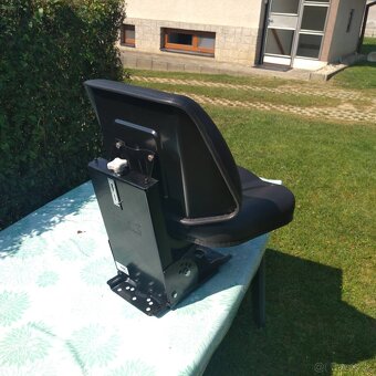 Univerzalnu odpruženu sedacku (sedadlo) na traktor zetor , u - 8