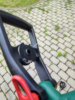kosacka Riwall Pro REM 3310i + strunova kosacka Parkside AKU - 8