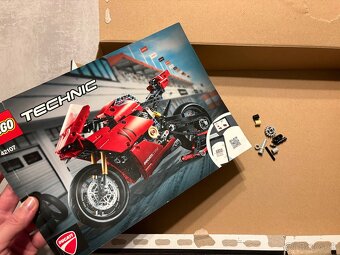 LEGO Technic 42107 Ducati Panigale V4 R - 8