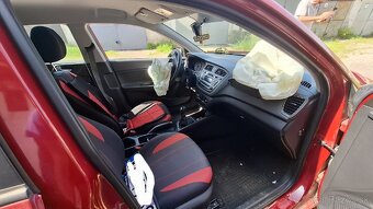 Hyundai i20 po dopravnej nehode nepojazdný - 8