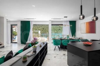 Vila na predaj s bazénom v prvom rade k moru - 8