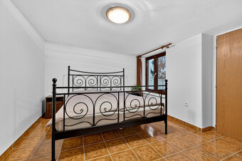 Na predaj - Priestranný 5-izbový rodinný dom s krytým bazén - 8