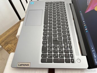 15.6"/Lenovo/8GB RAM DDR5/NvMe SSD 128GB/Intel HD 2GB/- - 8