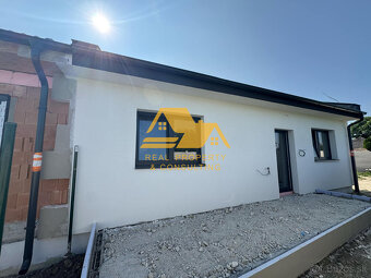 Predám novostavbu v radovej zástavbe v obci Selice - 8