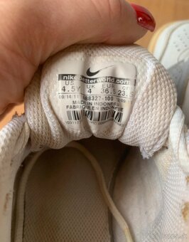 Biele Nike tenisky na šport - 8