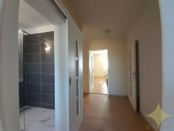 Na predaj ZREKONŠTRUOVANÝ 2-izbový byt s dvorom a GARÁŽOU v  - 8