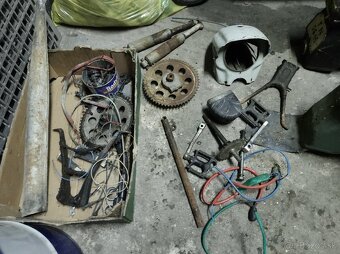 Jawa - CZ motor blok valec hlava puklica kolesá nádrž - 8