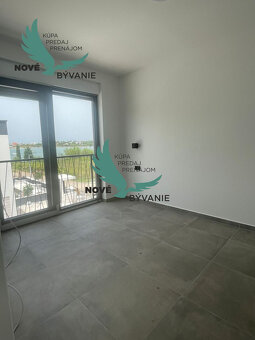 Luxusná novostavba len 70m od mora s výhľadom na more v Chor - 8