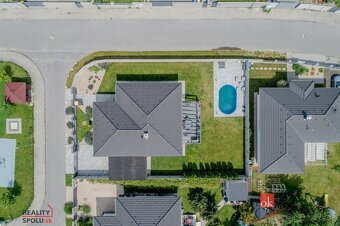 ✨ Štýlový 4-izbový bungalov s bazénom len 10 km od Bratislav - 8