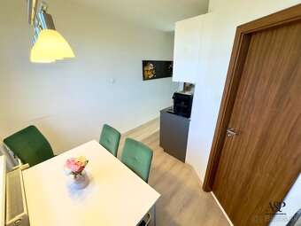 REKONŠTRUOVANÝ VEĽKÝ 3 IZB. BYT S DVOMI BALKÓNMI, 84M2, ROBO - 8