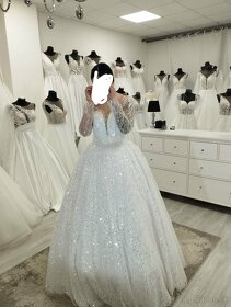 Trblietavé svadobné šaty - 8