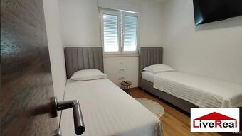 Makarska 3i, centrum, terasa 77m2, súkromný bazén, parking - 8