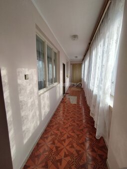 Zaujímavý a zachovalý 4 izbový rodinný dom v povodnom stave  - 8