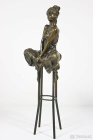 Bronzová socha mladej dámy na barovej stoličke, 29cm - 8
